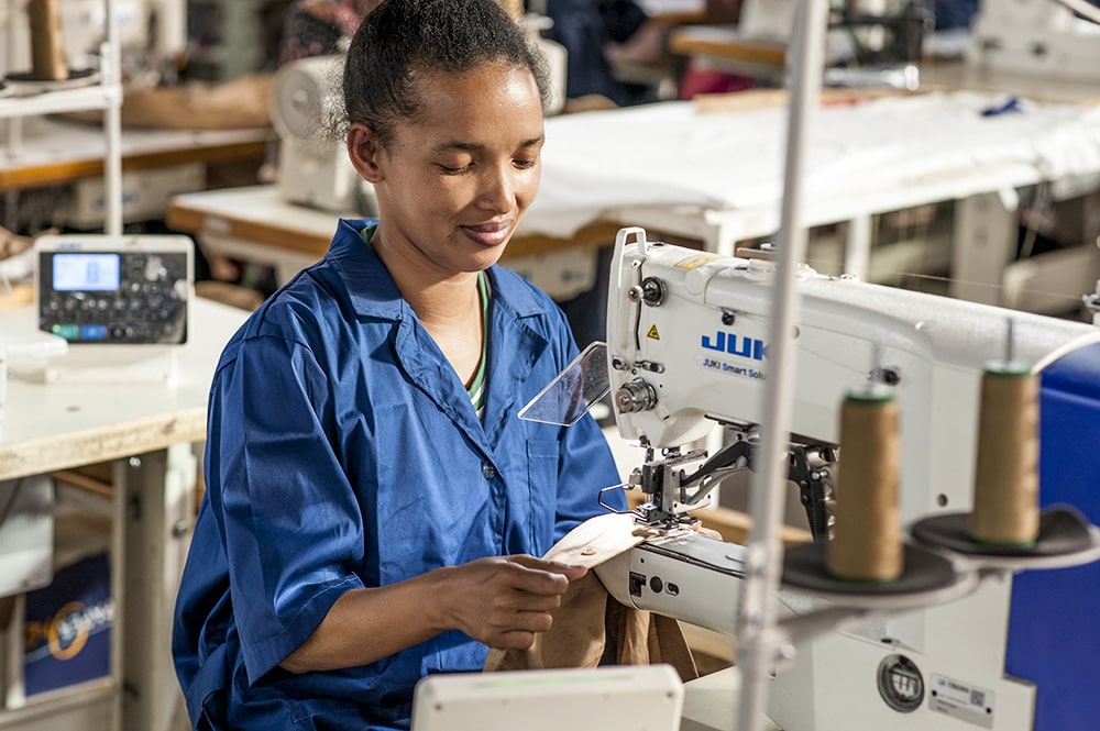 Femme couturière travaillant sur une machine-à coudre